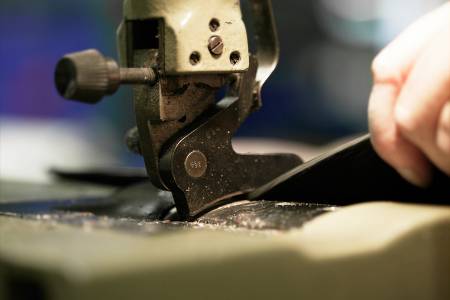 W.SCHILLIG Produktion – Abschärfen von Leder